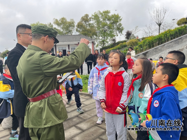 聽(tīng)退役軍人講故事（龍洪艷攝）.jpg