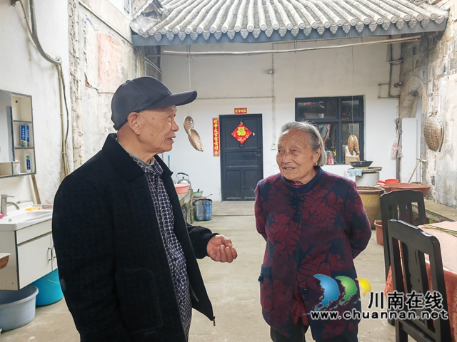 兩個(gè)老人回憶王氏莊園的變遷（曾佐然攝）.jpg