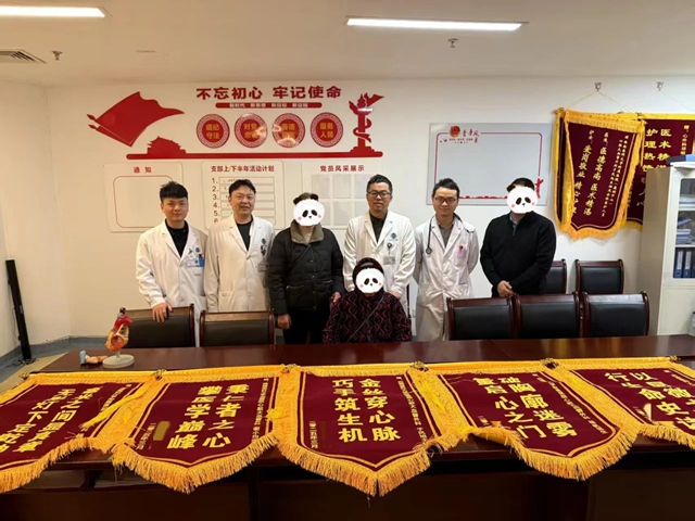 微創(chuàng)“換心門”解決“小”問題，77歲婆婆送來5面錦旗！