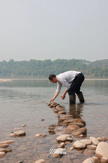 緊急救援！近千斤魚兒擱淺合江，他們用鵝卵石搭起臨時(shí)“魚道”