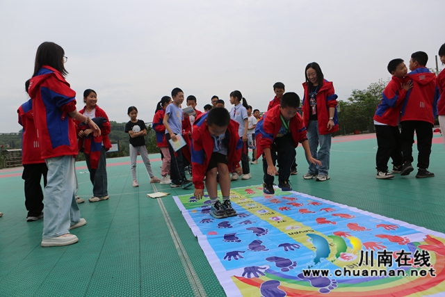 學(xué)生做游戲，重走長(zhǎng)征路（曾佐然攝）.jpg