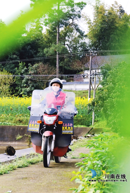 梁毅騎著摩托車穿梭在長春村的每個角落。.jpg