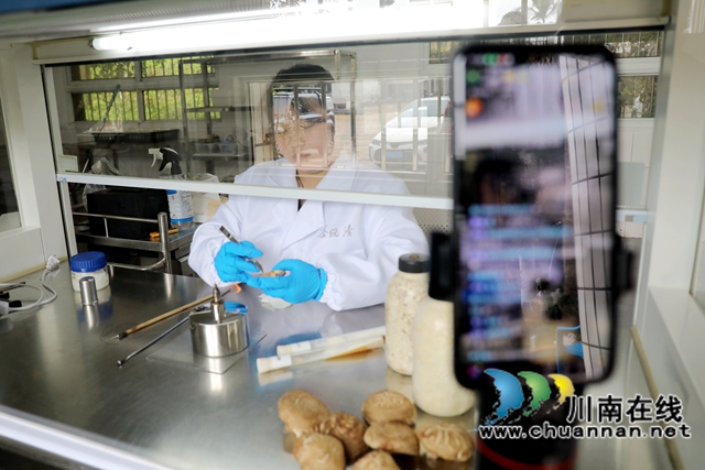 由閑置校舍改造的食用菌研發(fā)中心正在進行直播。.jpg
