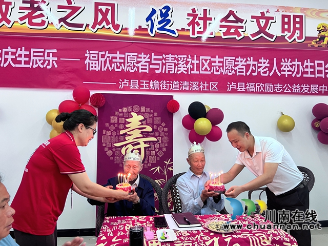 點(diǎn)燃生日蠟燭.jpg