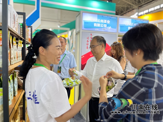 武萬瓊將瀘縣“瀘三桂”龍眼產(chǎn)品帶到吉林長春參加中國農(nóng)博會.jpg