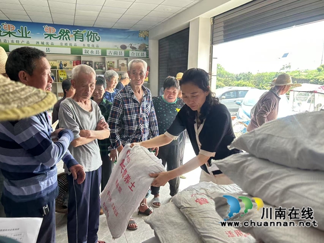 武萬瓊在瀘縣科裕果業(yè)專業(yè)合作社辦公陣地為農(nóng)戶發(fā)放有機肥.jpg