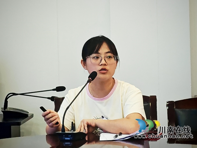 瀘縣市場(chǎng)監(jiān)管局行政審批股干部陳秋言作工商注冊(cè)登記流程宣講.jpg