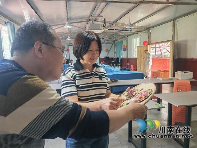 察看研學的手工作品（曾佐然攝）.jpg