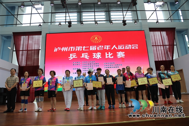 女子團(tuán)體前八名（曾佐然攝）.JPG