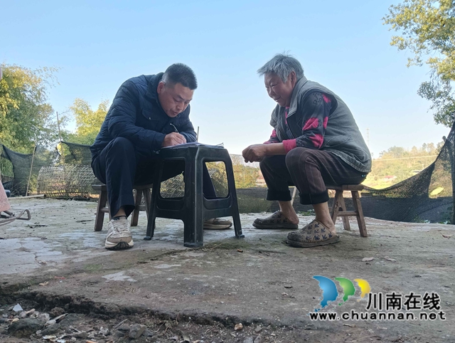 配圖3：駐村干部陳龍君到村民家中入戶走訪（圖片作者：鄭嬋娟）.jpg