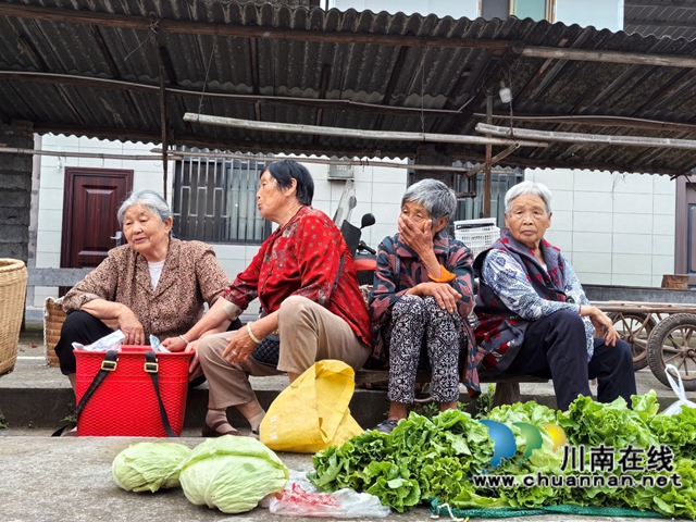 瀘縣：在光明古道旁光明場(chǎng)守候生意的老人