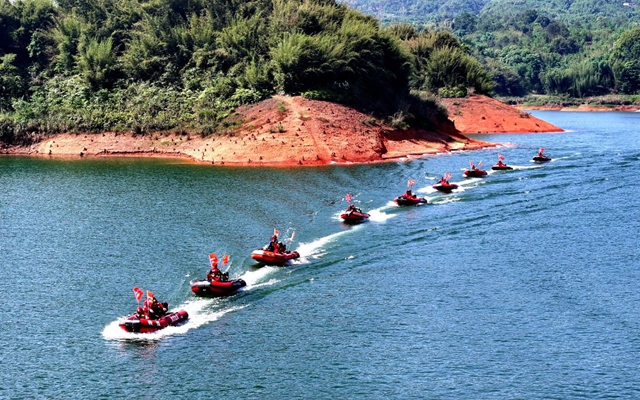川渝青年“硬核”大比拼：沖鋒舟、無(wú)人機(jī)齊上陣，應(yīng)急救援超燃現(xiàn)場(chǎng)來(lái)襲