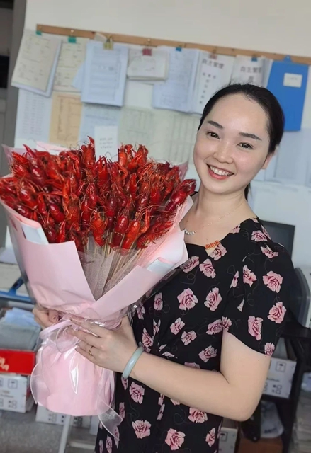 520，她收到“小龍蝦鮮花”！網(wǎng)友：想要擁有同款