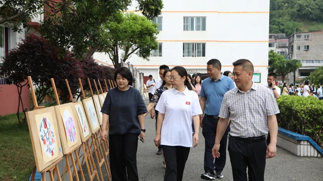 劉著到合江縣九支鎮(zhèn)中心校調(diào)研青少年足球工作