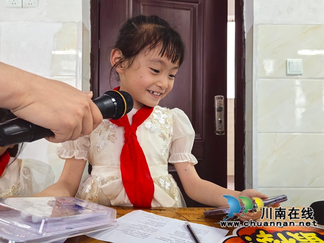 郵儲(chǔ)銀行瀘縣支行工作人員用手機(jī)幫孩子云端聯(lián)系在外務(wù)工的父母視頻電話.jpg