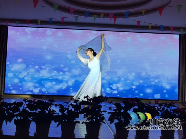 獨(dú)舞《會(huì)開花的云》（曾佐然攝）.jpg