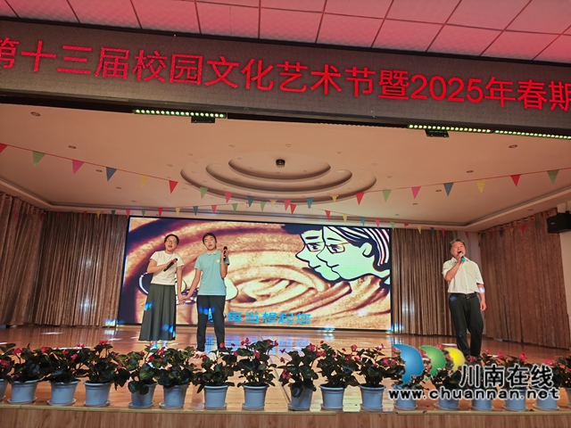 師生合唱《每當(dāng)我走過教師窗前》（曾佐然攝）.jpg