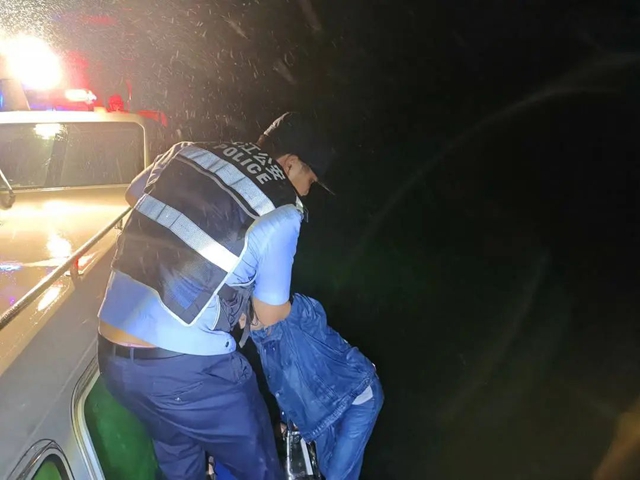 男子凌晨跳江后悔，暴雨中漂流10公里后被瀘州民警救起