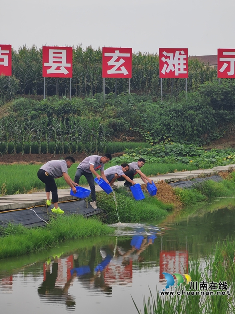 投放大頭蝦苗（曾佐然攝）.jpg