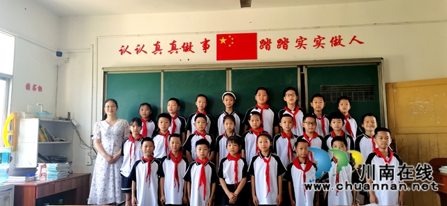 愛心校服捐贈(zèng)，情暖山區(qū)學(xué)子｜民建納溪區(qū)基層委員會(huì)為馬橋小學(xué)捐贈(zèng)