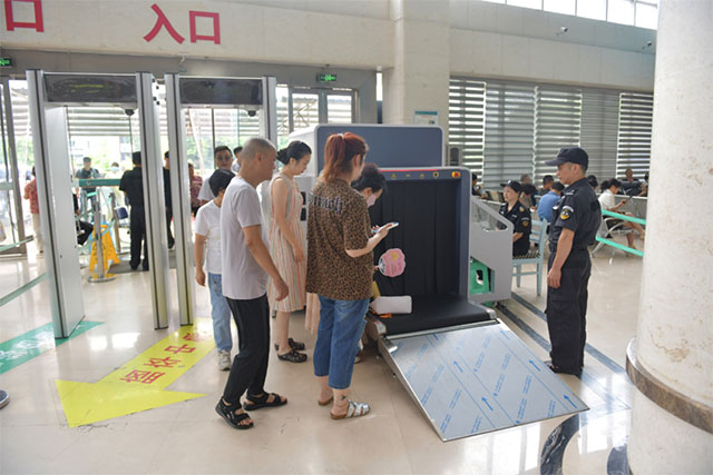 到西南醫(yī)大附院看病安檢不麻煩！新安檢機(jī)、安檢門：快、準(zhǔn)、無輻射！