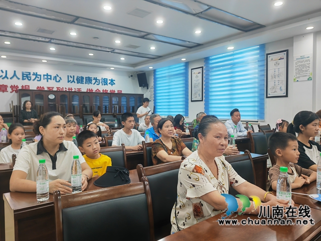 家長和孩子一起聽講座（曾佐然攝）.jpg