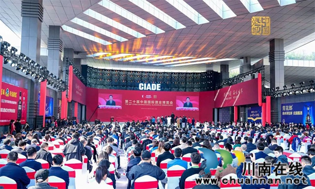 酒博會(huì)期間可以參與-“-烹香瀘州”-品鑒會(huì)、尋找民間好舌頭、酒博嘉年華活動(dòng)，也可欣賞-“酒博狂歡”街頭文藝表演.jpg