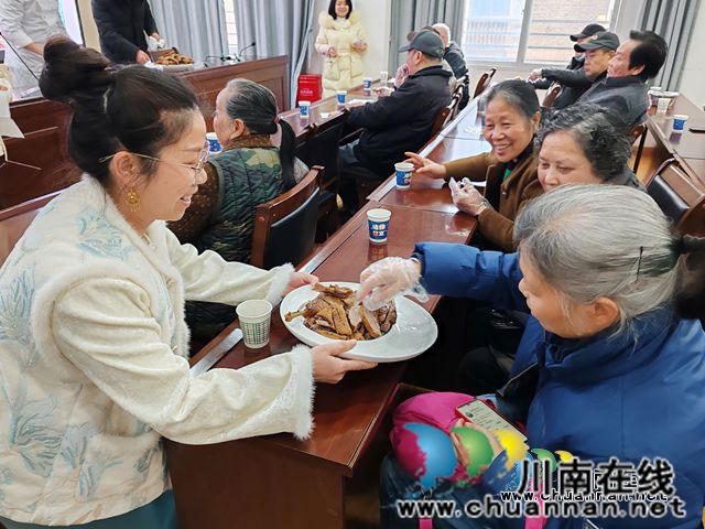 2、2025年2月25日，非遺技藝“老鹵匠·肖鴨子”帶著傳承120年的鹵菜技藝走進(jìn)江陽(yáng)區(qū)北城街道報(bào)恩塔社區(qū).jpg