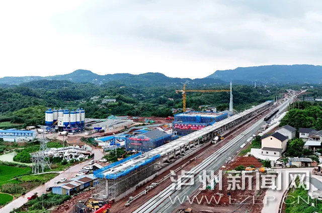 火車站+1丨瀘州西站房建工程全面封頂