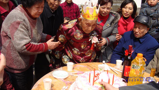 大山坪街道：百歲老人過(guò)生日 街道社區(qū)齊祝壽(圖2)