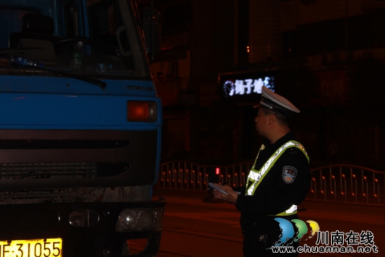 敘永交警：雷霆行動(dòng) 夜查各類道路交通違法行為(圖2)