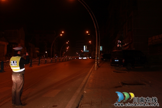 敘永交警：雷霆行動(dòng) 夜查各類道路交通違法行為(圖1)