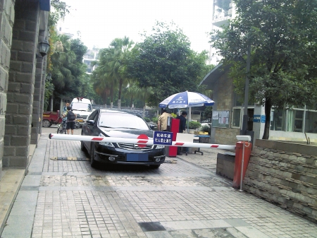安了智能閘 小區(qū)停車月卡漲價(jià)？(圖1)