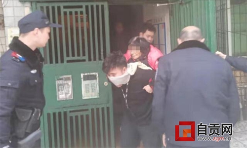 煮肉引發(fā)火災(zāi)？ 自貢民警救出兩名被困群眾(圖1)