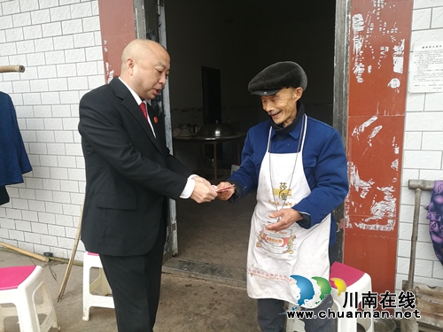 納溪法院司法大拜年：年味漸濃，看八旬翁喜開顏(圖2)