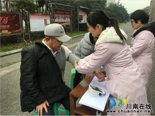 瀘州市江陽區(qū)茜草街道沙坪社區(qū)開展返鄉(xiāng)人員免費健康體檢HIV9（艾滋）篩查及宣傳教育活動