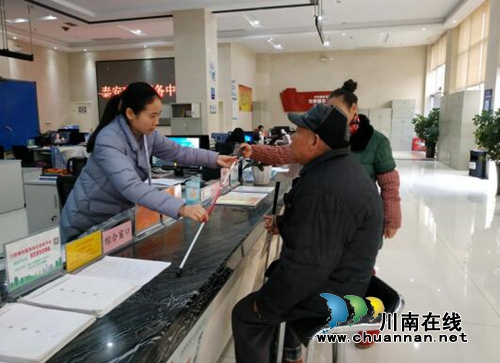 江陽區(qū)泰安街道為殘疾人免費發(fā)放輔具