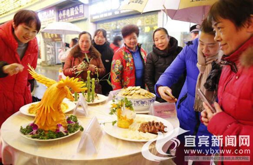 游客嘗遍美食嗨翻天 宜賓筠連致力發(fā)展夜間經(jīng)濟(圖1)