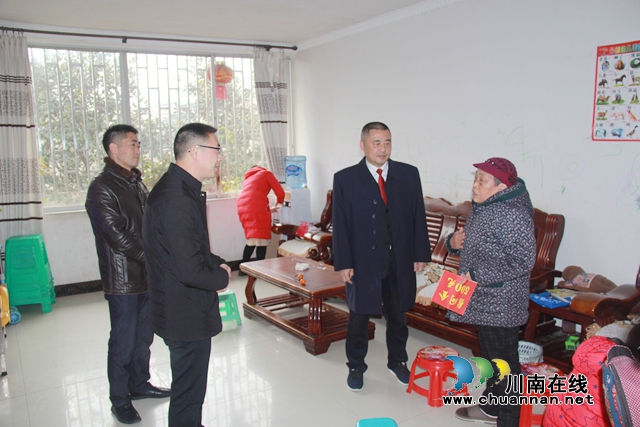 瀘縣法院院長(zhǎng)謝杰走訪慰問困難黨員及群眾(圖1)