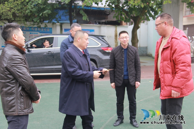 瀘縣法院院長(zhǎng)謝杰走訪慰問困難黨員及群眾(圖3)