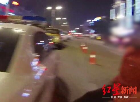 自貢：男子酒駕被查 同行朋友辱罵交警腳踹警車，被刑拘！