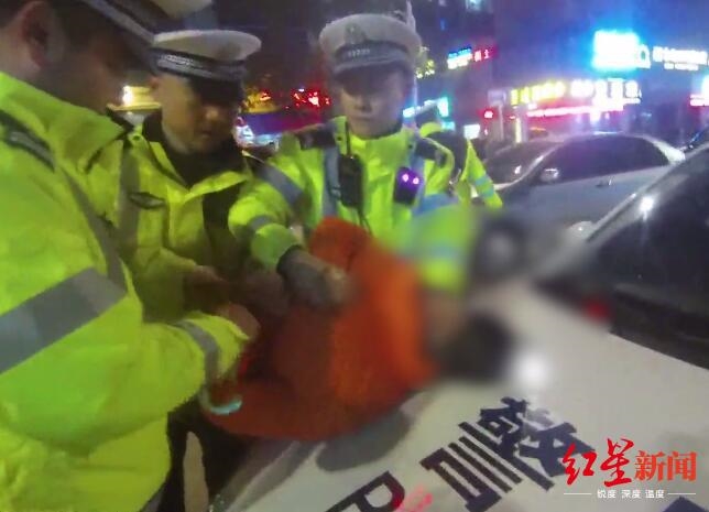 自貢：男子酒駕被查 同行朋友辱罵交警腳踹警車，被刑拘！(圖2)