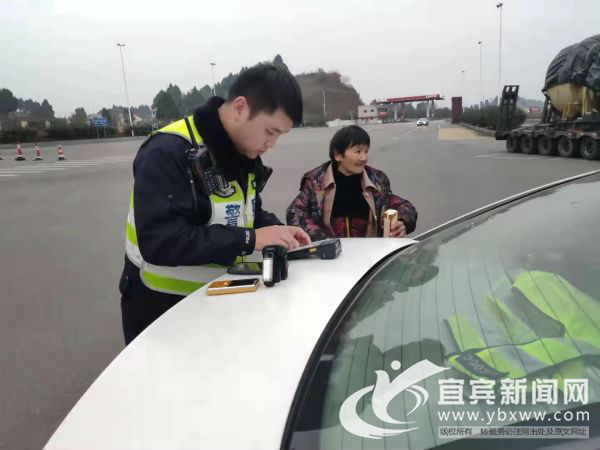 民警通過(guò)老人提供的信息為其尋找家人。戴智鵬 供圖