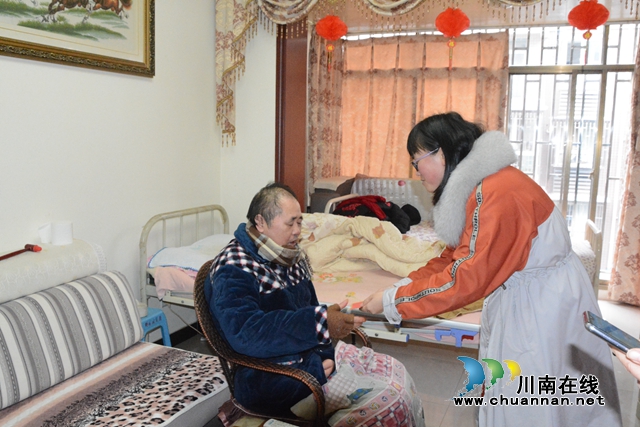 江陽區(qū)茜草街道羅濤委員為轄區(qū)骨干黨員、困難黨員送慰問(圖2)