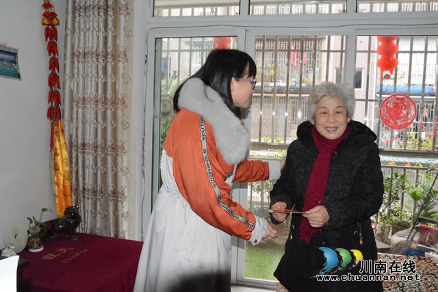 江陽區(qū)茜草街道羅濤委員為轄區(qū)骨干黨員、困難黨員送慰問(圖1)
