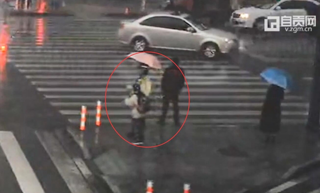 暖心！自貢小學(xué)女生為執(zhí)勤警員撐傘擋雨