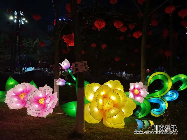 "張燈結(jié)彩慶新春 光影璀璨耀龍城”瀘縣燈會(huì)扮靚龍城(圖6)