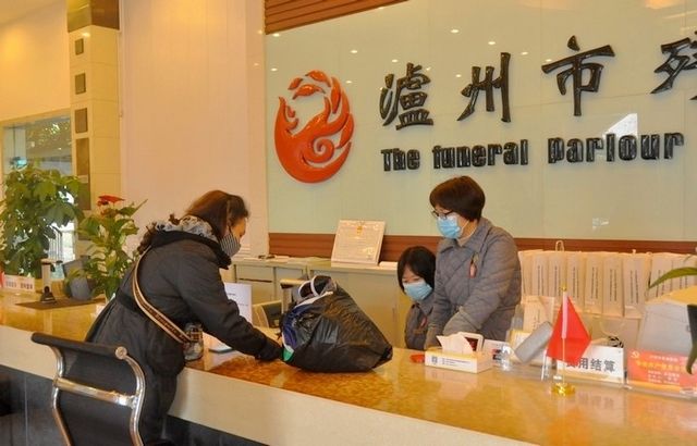 瀘州：火化遺體送葬車輛限2輛以內(nèi)、隨行喪屬不得超10人(圖2)