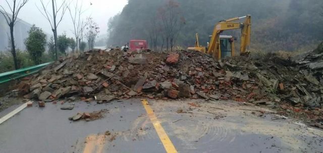 請(qǐng)不要這樣封村封路，留個(gè)“生命通道”給消防車和救護(hù)車！