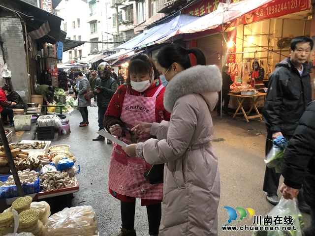龍馬潭區(qū)小市市場監(jiān)管所堅守一線、抗擊疫情